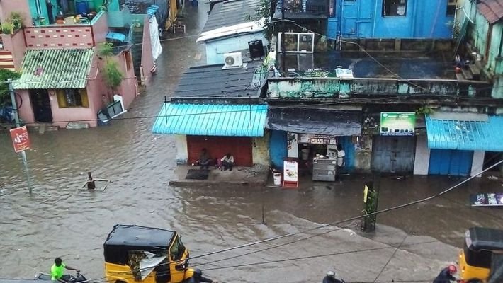നിവാര് ചുഴലിക്കാറ്റില് അഞ്ച് മരണം; ലക്ഷക്കണക്കിനാളുകളെ മാറ്റി പാര്പ്പിച്ചത് ആള്നാശം കുറച്ചു