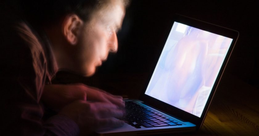 പോണ് ശേഖരം നശിപ്പിച്ച മാതാപിതാക്കള് മകന് 75,000 ഡോളര് നഷ്ടപരിഹാരം നല്കാന് കോടതി വിധി.