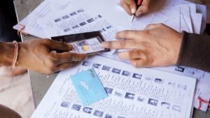 വോട്ട് ചെയ്യാനെത്തുന്നവര്‍ക്ക്  ഹാജരാക്കാവുന്ന തിരിച്ചറിയൽ രേഖകളുടെ ലിസ്റ്റ്