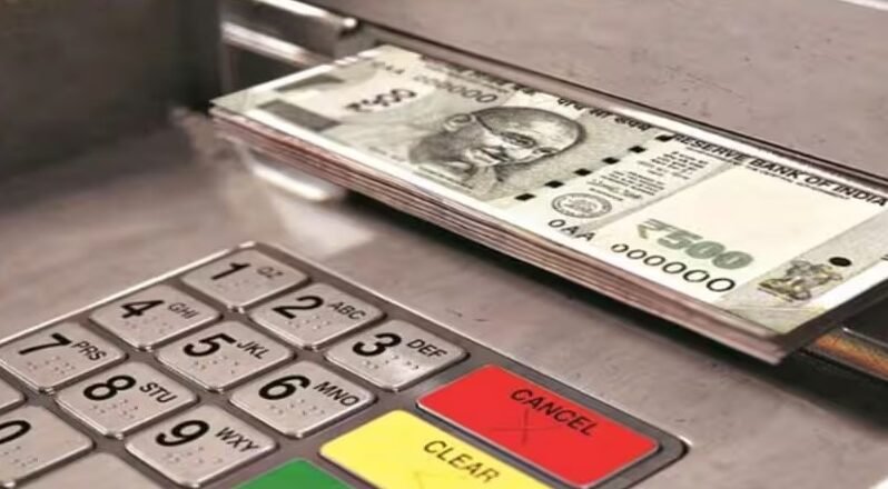 എത്ര തവണ എടിഎമ്മിൽ നിന്നും സൗജന്യമായി പണം പിൻവലിക്കാം; പരിധികളും ചാർജുകളും അറിയാം